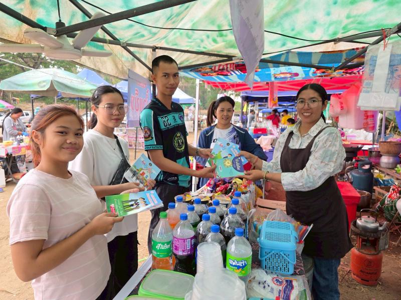 10. จัดกิจกรรมพัฒนาห้องสมุดเคลื่อนที่ชาวตลาด ที่ตลาดนักบ้านท่านา ตำบลเพชรชมภู วันที่ 4 เมษายน 2568